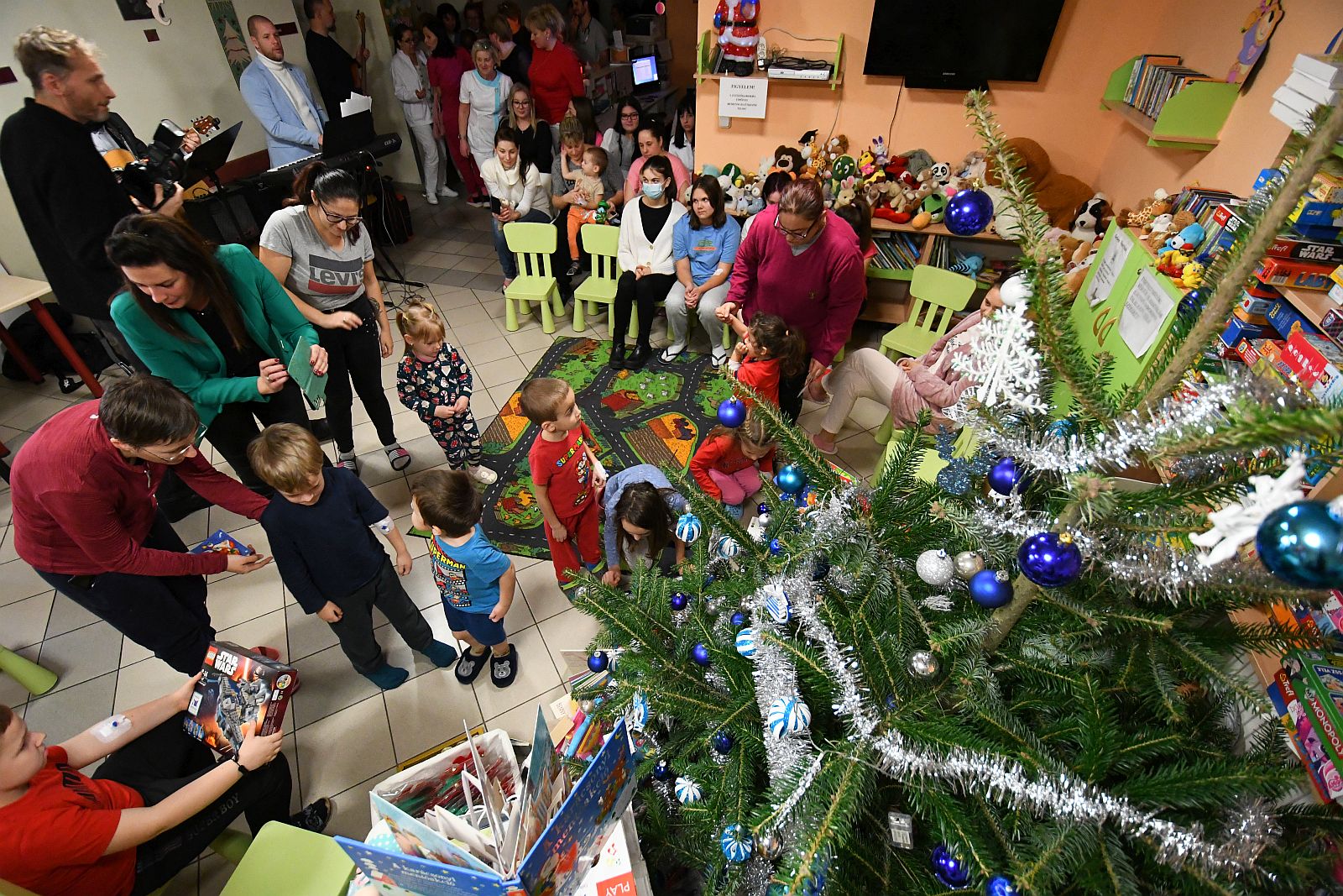 Karácsonyi ünnepség a Szent György Kórház Újszülött, Csecsemő és Gyermek Osztályán